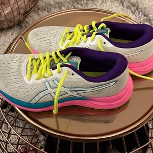 ASICS Gel-Excite 7.  Excellent used condition